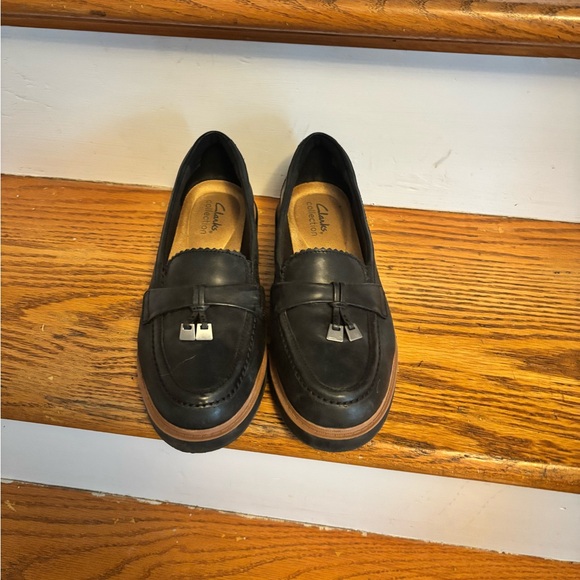 Black Leather Tassel Loafers with Contrast Welt - Women - Picture 2 of 5